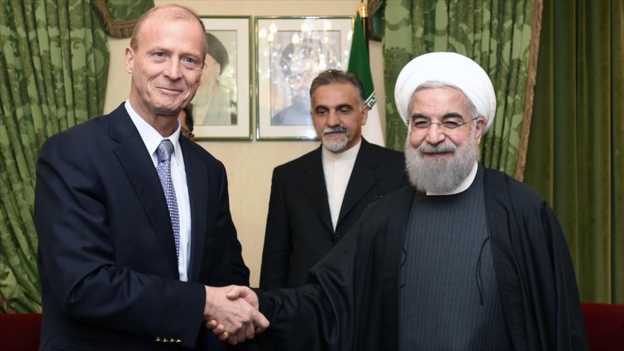 El presidente de Irán, Hasan Rohani (dcha.) junto al consejero delegado de Airbus, Thomas Enders, 28 de enero de 2016.