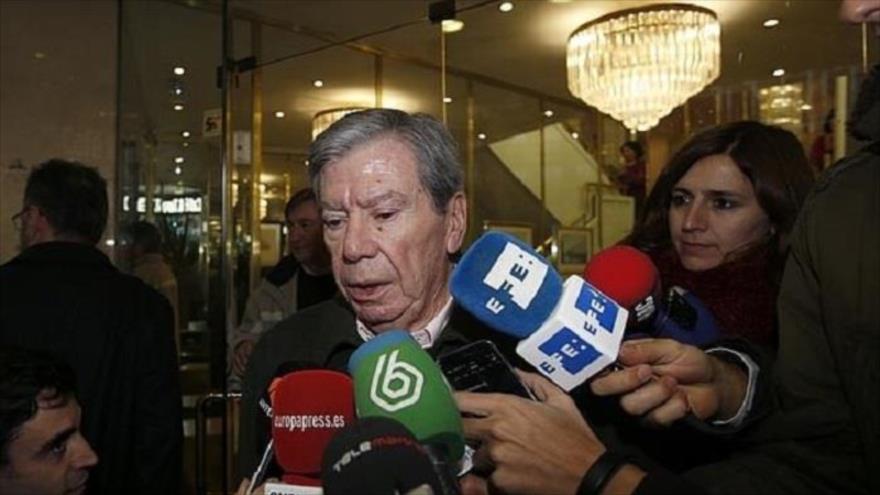 El exministro del Interior y militante del PSOE José Luis Corcuera a la salida del hotel de Madrid donde se ha celebrado una reunión entre dirigentes del partido, 28 de enero de 2016.