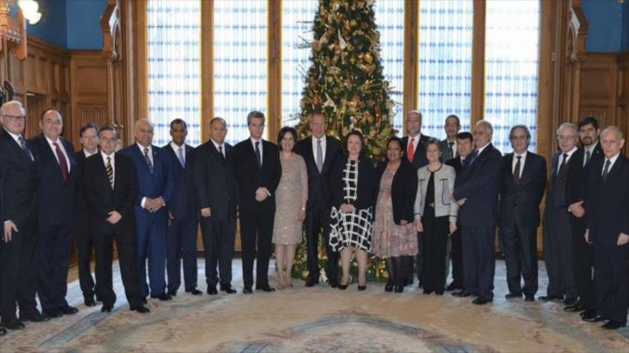 Canciller ruso, Sergei Lavrov (centro) junto a los varios funcionarios diplomáticos de países latinoamericanos en Rusia. 