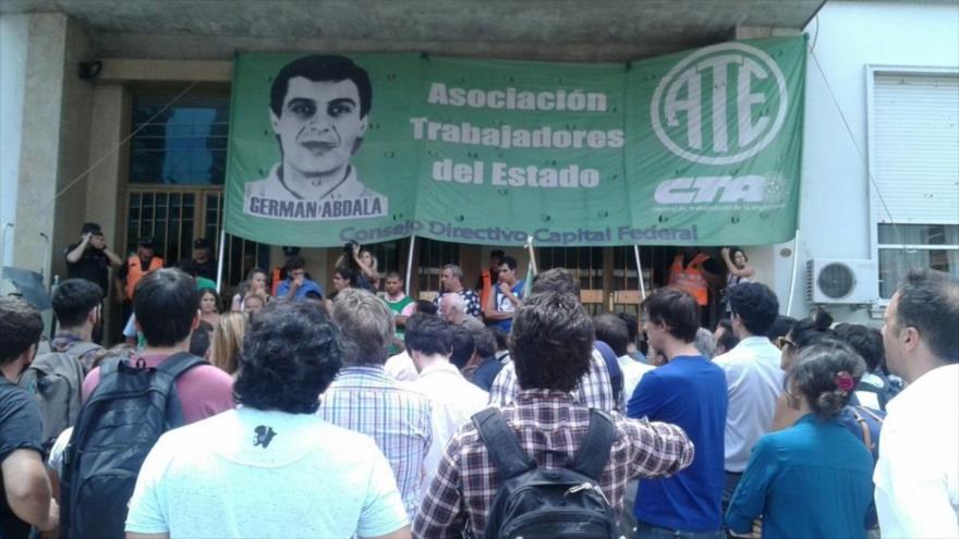 Protestan en Argentina en rechazo de la medida del Gobierno de despedir a cientos de trabajadores, 28 de enero de 2016.