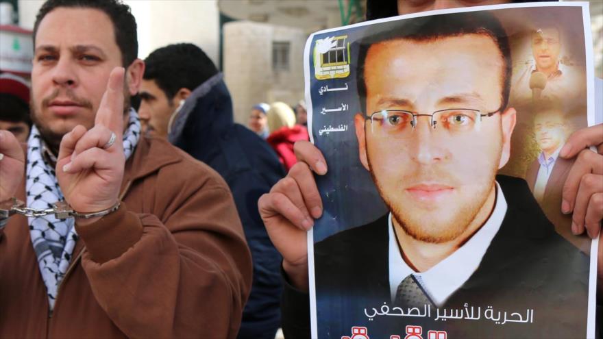 Una protesta a favor de la liberación del periodista palestino Mohamad al-Qiq en Cisjordania.