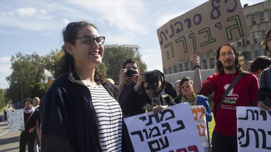Activistas partidarios de la joven israelí Tair Kaminer la acompañan al centro de iniciación del ejército israelí en Tel Hashomer, al este de Tel Aviv, 10 de enero de 2016.