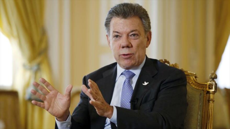 El presidente colombiano, Juan Manuel Santos, durante una entrevista con The Associated Press, en el palacio presidencial en Bogotá, capital de Colombia, 28 de enero de 2016.