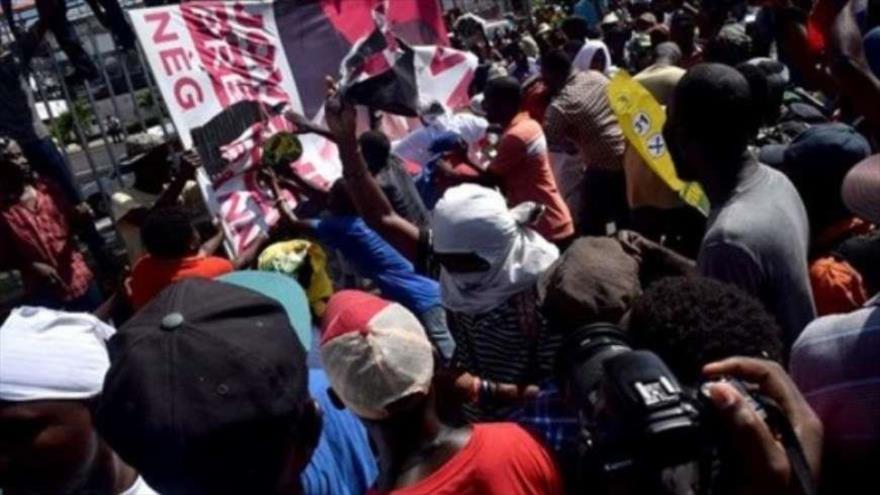 Manifestantes simpatizantes del Gobierno de Haití toman las calles de la capital, Puerto Principes, 28 de enero de 2016.