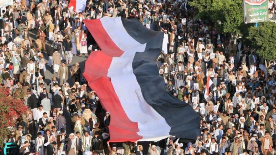 Yemeníes se manifiestan contra colaboración de EE.UU. con agresión saudí en Saná, la capital de Yemen, el 29 de enero de 2016.