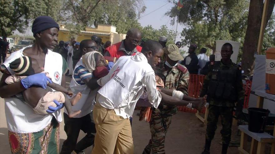 Equipos de rescate trasladan a una mujer y su bebé que resultaron heridos en un atentado suicida en un mercado en la ciudad de Gombi, en el noreste de Nigeria. 29 de enero de 2016