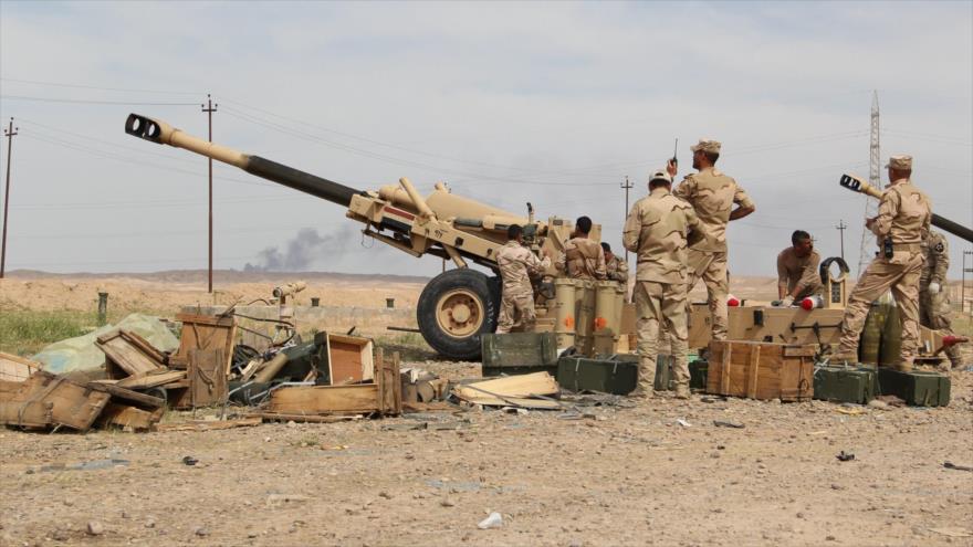 Fuerzas iraquíes lanzan fuego de artillería contra posiciones de Daesh en Salah al-Din.