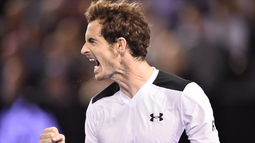 El escocés Andy Murray reacciona durante el partido de semifinal contra el canadiense Milos Raonic en el Abierto de Australia en Melbourne, 29 de enero 2016.
