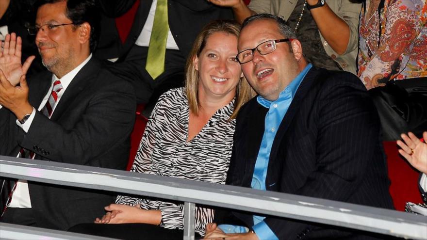 Natalia Compagnon, nuera de la presidenta chilena y su esposo, Sebastián Dávalos (drcha.).
