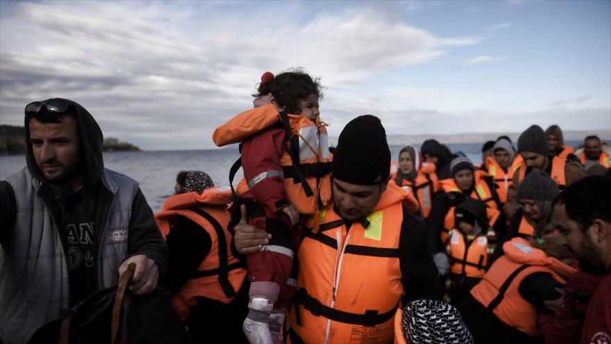 Refugiados e inmigrantes al llegar a la isla griega de Lesbos.