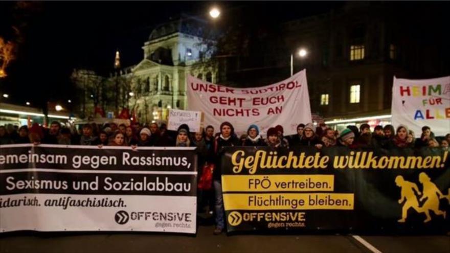 Protestan en el centro de Viena (capital de Austria) contra la política racista del Partido de la Libertad de Austria (FPÖ, por sus siglas en alemán), 29 de enero de 2016.