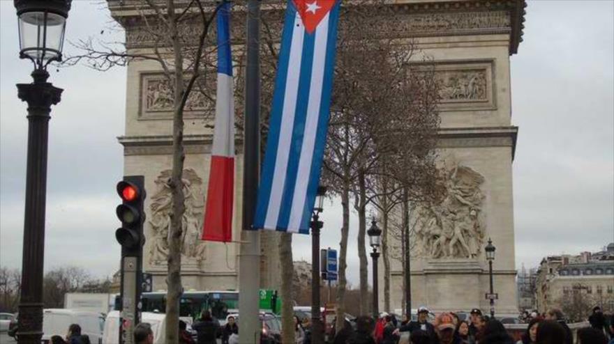 La capital francesa, París, donde ondean al unísono banderas de Francia y Cuba, ha recibido al presidente cubano, Raúl Castro. 30 de enero de 2016