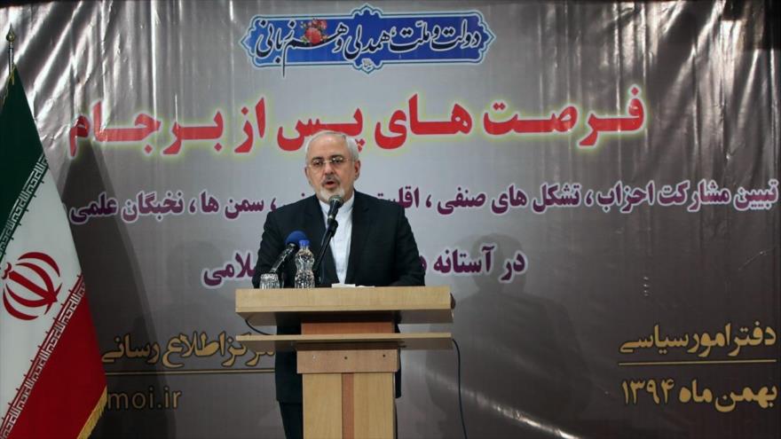 El canciller iraní, Mohamad Yavad Zarif, ofrece un discurso en una conferencia nacional celebrada en Teherán, capital iraní, para abordar las oportunidades creadas para el país en el marco del pacto nuclear. 30 de enero de 2016