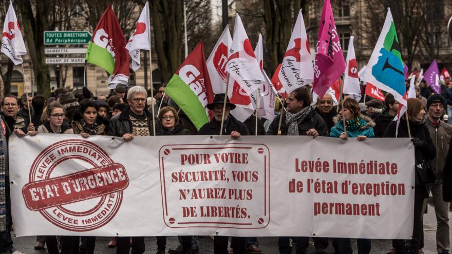 Franceses en la ciudad de Lille (norte) portan una pancarta, en la cual se ha escrito: "Por su seguridad, usted ya no tendrá la libertad", en protestas en contra del estado de emergencia impuesto tras los atentados de París, 30 de enero de 2016.