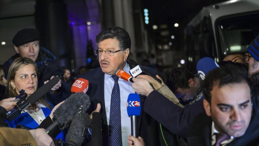 El portavoz del denominado Alto Comité de Negociaciones (HNC, en inglés), Salem al-Meslet, habla a la prensa a su llegada a Ginebra, Suiza, para asistir a las negociaciones de paz para Siria, 30 de enero de 2016.