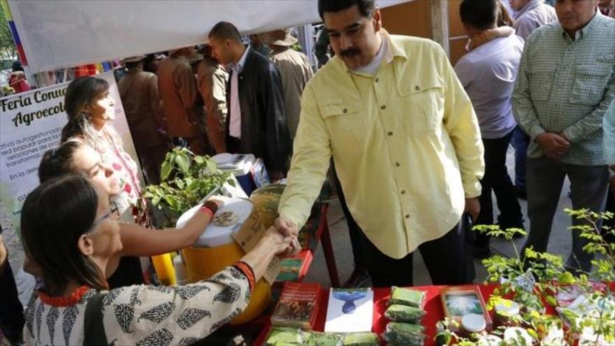 El presidente de Venezuela, Nicolás Maduro, saluda a uno de los expositores del I Encuentro Productivo de Agricultura Urbana, desarrollado en Caracas (capital), 30 de enero de 2016.