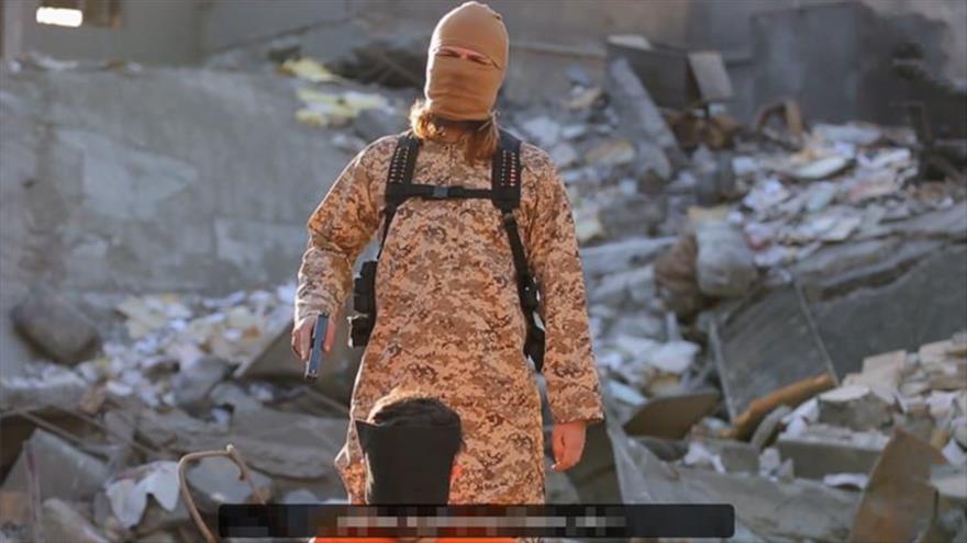 Captura de pantalla del vídeo en el que se ve cómo el verdugo francoparlante del grupo terrorista EIIL (Daesh, en árabe) ejecuta a un prisionero. 30 de enero de 2016