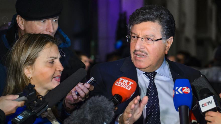 Salem al-Meslet, el portavoz del denominado Alto Comité de Negociaciones (HNC, en inglés), habla a la prensa a su llegada a Ginebra, Suiza, para asistir a las negociaciones de paz para Siria, 30 de enero de 2016.