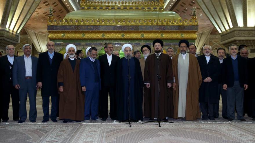 El presidente iraní, Hasan Rohani, y los miembros del Gabinete visitan el santuario del fundador de la República Islámica de Irán, el Imam Jomeini, 31 de enero de 2016.