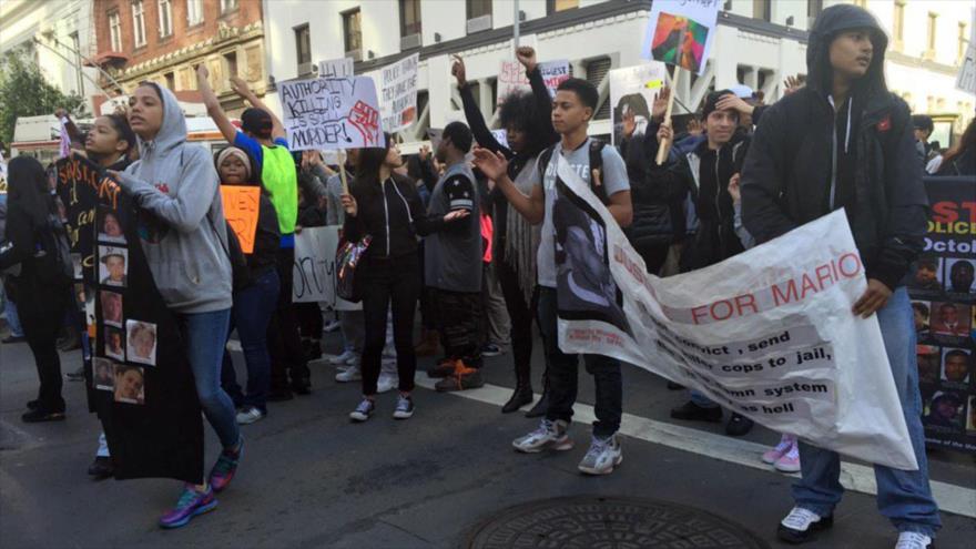 Estudiantes de San Francisco (oeste estadounidense) salen a las calles para repudiar la brutalidad policial contra el afroamericano Mario Woods, 11 de diciembre de 2015.