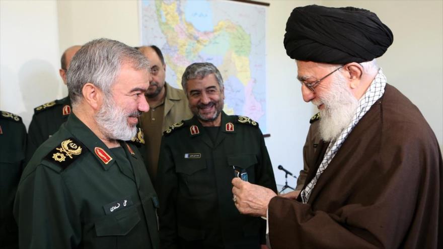 El Líder iraní, el ayatolá Jamenei, (drch.) otorga al comandante de la Fuerza Naval del CGRI, contralmirante Ali Fadavi, por la detención de 10 militares de EE.UU. que penetraron ilegalmente en las aguas de Irán en el Golfo Pérsico, 31 de enero de 2016.