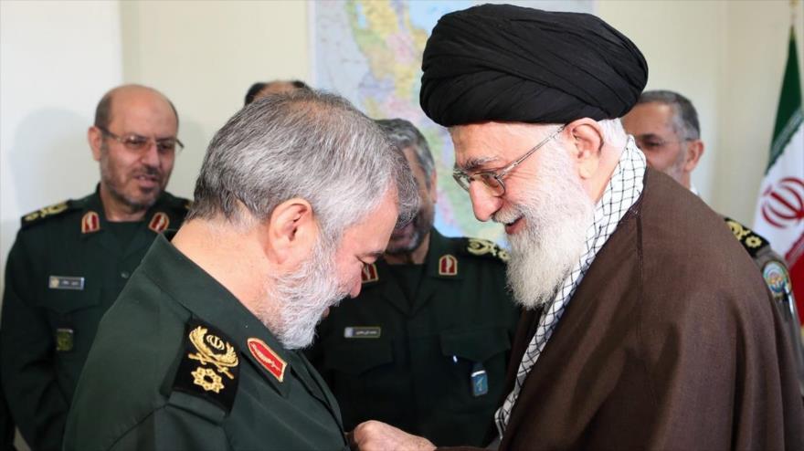 El Líder de la Revolución Islámica de Irán, el ayatolá Jamenei (drch.) otorga al comandante de la Fuerza Naval del CGRI, contralmirante Ali Fadavi, por la detención de 10 militares de EE.UU. que penetraron ilegalmente en las aguas de Irán en el Golfo Pérsico, 31 de enero de 2016.