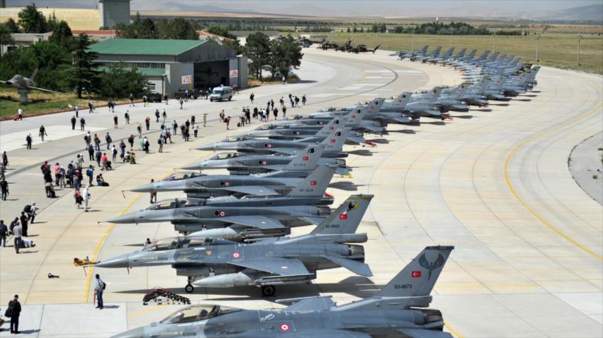 La foto muestra a decenas de caza bombarderos turcos preparados para participar en una maniobra.