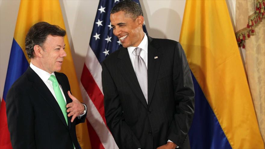 El presidente de Colombia, Juan Manuel Santos, y su homólogo de Estados Unidos, Barack Obama (drcha).