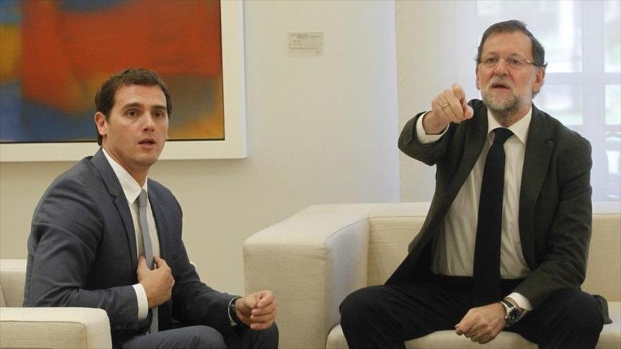 El presidente de Ciudadanos, Albert Rivera, y el jefe en funciones del Gobierno de España y líder del Partido Popular, Mariano Rajoy. 