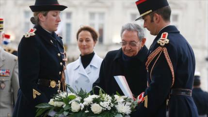 Castro recibe honores militares en los Campos Elíseos de Francia