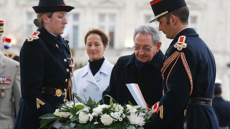 Presidente de Cuba, Raúl Castro (segundo a la dcha.), hace una ofrenda floral ante la tumba del soldado desconocido en el Arco del Triunfo en París (capital gala), 1 de febrero de 2016.