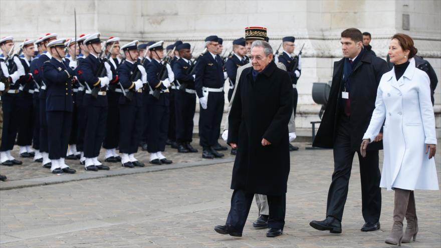 Presidente cubano, Raúl Castro (tercero a la dcha.) y la ministra francesa de Ecología, Ségolène Royal, durante una ceremonia en la tumba del soldado desconocido en el Arco del Triunfo en París (capital gala), 1 de febrero de 2016.