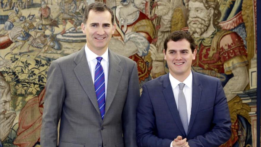 El rey Felipe VI de España se reúne con el líder de Ciudadanos, Albert Rivera, en el Palacio de La Zarzuela, 1 de febrero de 2016.