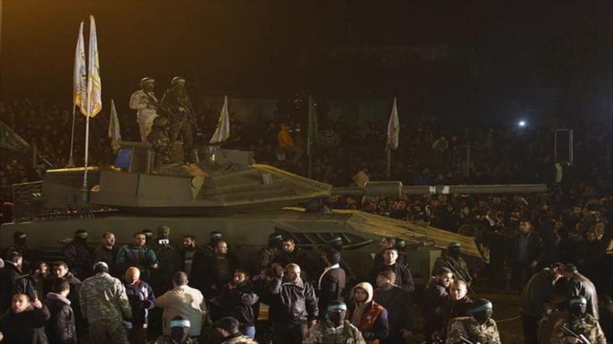 Combatientes de HAMAS presentan el primer tanque de fabricación nacional en la Franja de Gaza, 1 de febrero de 2016.