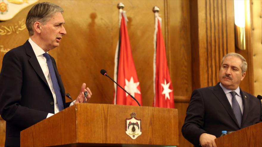 El ministro de Exteriores del Reino Unido, Philip Hammond (izda.), y su homólogo de Jordania, Naser Judeh, dan una conferencia de prensa conjunta tras una reunión en la capital jordana, Amán, 1 de febrero de 2016.