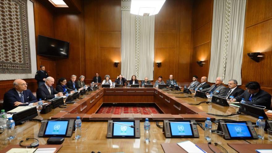 La delegación de la oposición siria se reúne con los representantes de la ONU en Ginebra (Suiza), 1 de febrero de 2016.