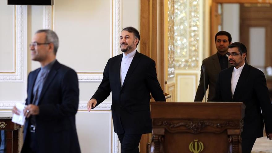 El vicecanciller iraní para Asuntos Árabes y Africanos, Husein Amir Abdolahian (centro).