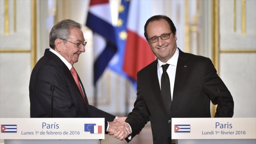 El presidente francés, Francois Hollande (dcha.), estrecha la mano de su homólogo cubano, Raúl Castro, durante una conferencia de prensa después de haberse reunido en el Palacio Presidencial del Elíseo en la capital gala, París, 1 de febrero de 2016.