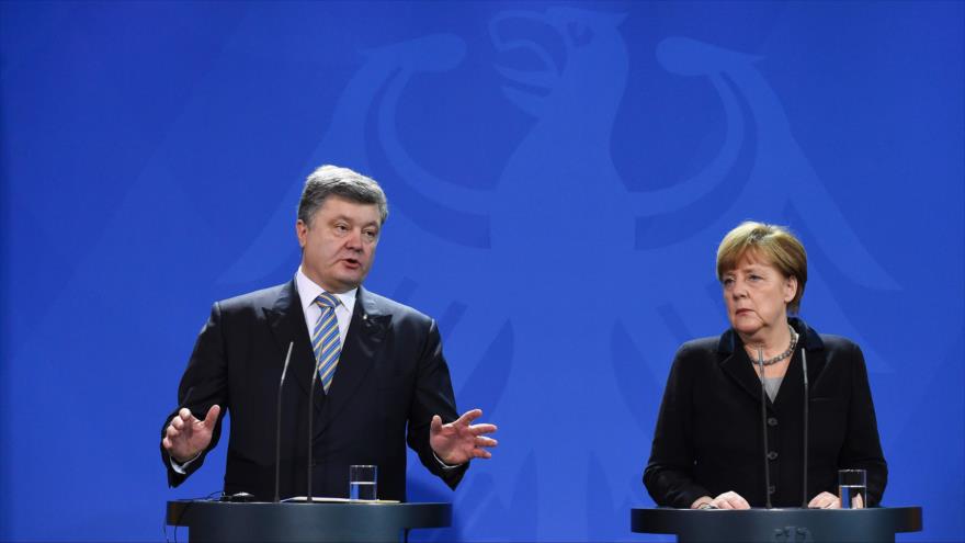 La canciller alemana, Ángela Merkel (dcha.), atiende una conferencia de prensa junto con el presidente de Ucrania, Petro Poroshenko, en la capital germana, Berlín, 1 de febrero de 2016