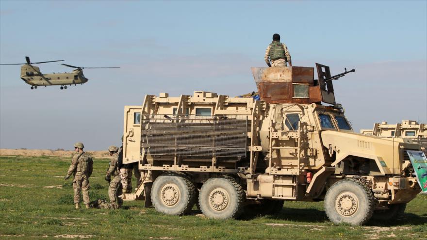 Soldados de la llamada coalición anti-EIIL (Daesh, en árabe), liderada por Estados Unidos, entrenan a las fuerzas iraquíes en una base militar al sureste de Bagdad, capital de Irak. 27 de enero de 2016 