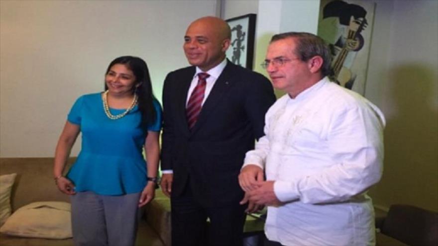 Cancilleres de Venezuela, Delcy Rodríguez (izda.), y de Ecuador, Ricardo Patiño (dcha.), en representación de la Comunidad de Estados Latinoamericanos y Caribeños (Celac), visitan al presidente de Haití, Michell Martely (centro).