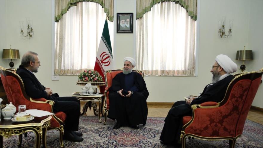 El jefe del Poder Ejecutivo iraní, Hasan Rohani (centro), durante una reunión con Ali Lariyani, el presidente de Mayles (izda.), y el ayatolá Sadeq Amoli Lariyani, presidente del Poder Judicial del país persa, 1 de enero de 2016.
