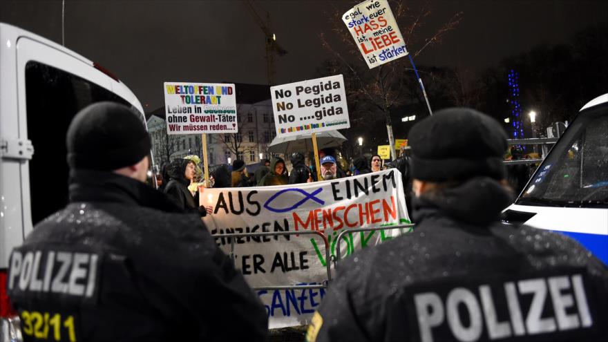 La policía trata de mantener separados a los partidarios del grupo radical LEGIDA, rama de los opositores de la Islamización de Occidente (PEGIDA, por sus siglas en alemán), y los que están a favor de los refugiados en la ciudad de Lipsia, este de Alemania, 11 de enero de 2016.