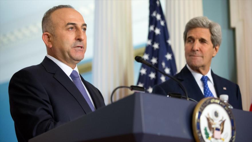 El canciller turco, Mevlut Cavusoglu, (izq.) en una rueda de prensa en Washington (capital de EE.UU.) con su par estadounidense, John Kerry.