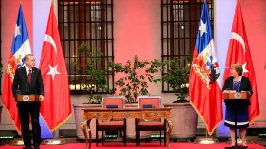 El presidente de Turquía, Recep Tayyip Erdogan, junto a su homóloga chilena, Michelle Bachelet, en el palacio de la Moneda, 1 de febrero de 2016.