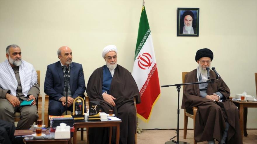 El Líder de la Revolución Islámica de Irán, el ayatolá Seyed Ali Jamenei (1º de dcha.), reunido con decenas de atletas iraníes en Teherán, capital persa. 2 de febrero de 2016