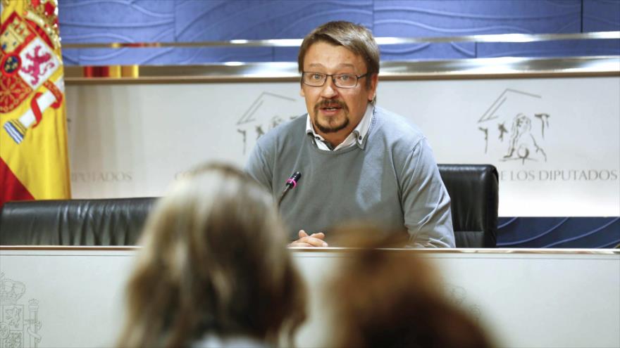 El diputado de En Comú Podem, Xavier Domènech, durante su comparecencia ante los medios en el Congreso de los Diputados tras haber sido recibido por el rey Felipe VI, 1 de enero de 2016.