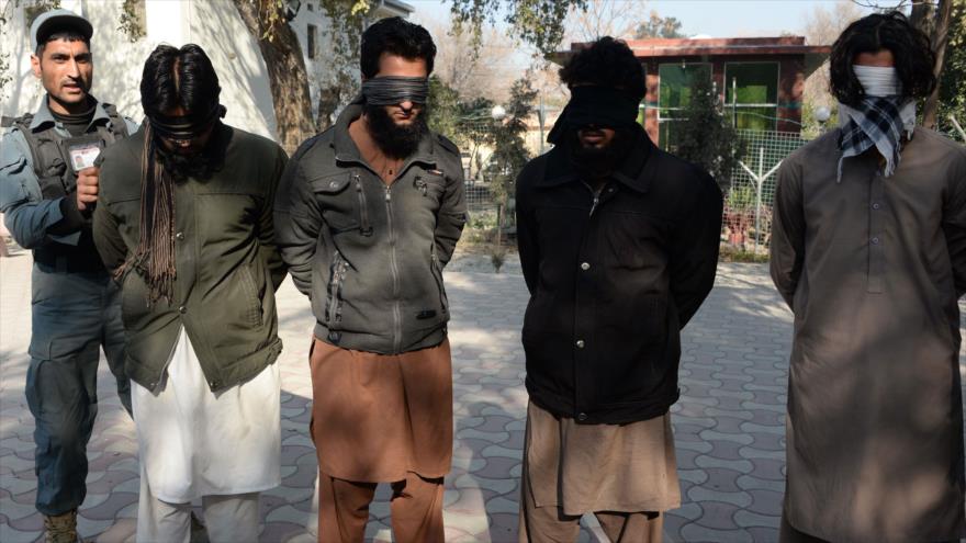 Presuntos integrantes del grupo terrorista EIIL (Daesh, en árabe) están presentados a los medios de comunicación en la ciudad afgana de Yalalabad, en la provincia de Nangarhar (este), 20 de enero de 2016.