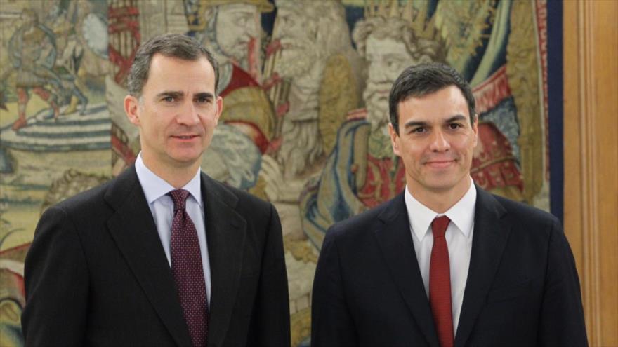El rey Felipe VI de España posa junto al secretario general del Partido Socialista Obrero Español (PSOE), Pedro Sánchez, antes de mantener una reunión en el marco de la segunda ronda de consultas sobre la investidura, 2 de febrero de 2016.