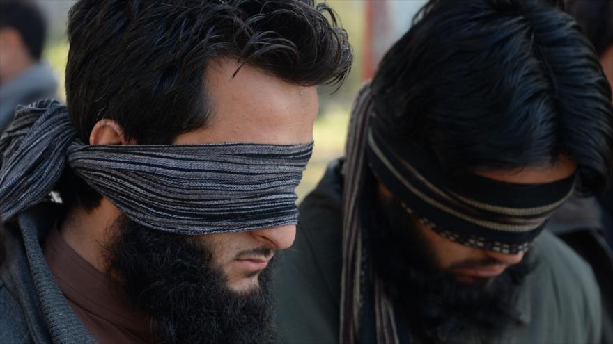 Presuntos integrantes del grupo terrorista EIIL (Daesh, en árabe) están presentados a los medios de comunicación en la ciudad afgana de Yalalabad, en la provincia de Nangarhar (este), 20 de enero de 2016.